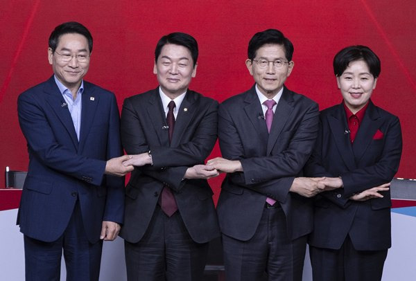 ▲19일 서울 강서구 ASSA아트홀에서 열린 국민의힘 제21대 대통령 후보자 1차 경선 토론회에서 A조 후보들이 시작 전 기념 촬영을 하고 있다. ⓒ연합뉴스