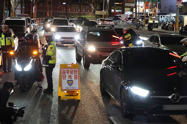 사진은 기사와 직접적 관련이 없음. 경찰이 음주 단속을 하고 있다. [사진 = 연합뉴스]