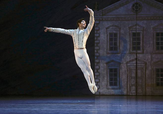 아메리칸 발레 시어터의 고전 발레 ‘호두까기 인형’ 주역을 소화하는 수석무용수 안주원. (C)Marty Sohl.