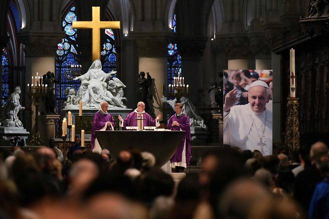 노트르담 대성당 추모미사 프란치스코 교황이 21일(현지시간) 선종한 날 프랑스 파리의 노트르담 대성당에서 교황의 서거를 기리기 위해 사제들이 미사를 집전하고 있다.  AFP연합뉴스