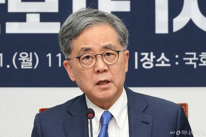 (서울=뉴스1) 이광호 기자 = 김현종 더불어민주당 트럼프 행정부 관세정책 대응을 위한 통상안보TF 단장이 21일 오전 서울 여의도 국회에서 열린 트럼프 행정부 관세정책 대응을 위한 통상안보TF 1차 회의에서 발언하고 있다. 2025.4.21/뉴스1  Copyright (C) 뉴스1. All rights reserved. 무단 전재 및 재배포,  AI학습 이용 금지. /사진=(서울=뉴스1) 이광호 기자