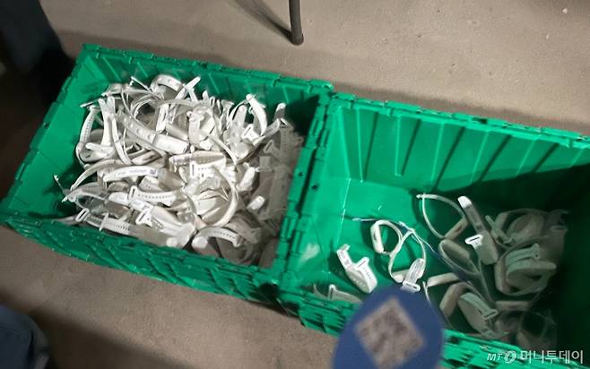 18일 오후 경기 고양시 고양종합운동장에서 열린 콜드플레이 콘서트가 종료된 뒤 관객들이 LED 손목밴드를 반납한 모습이다. /사진= 이지현 기자.