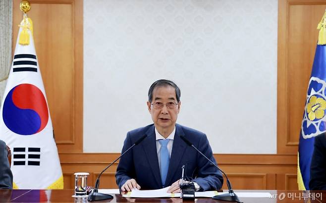 [서울=뉴시스] 최진석 기자 = 한덕수 대통령 권한대행 국무총리가 21일 정부서울청사에서 열린 경제안보전략 태스크포스(TF) 회의에서 발언하고 있다. (대통실통신사진기자단) 2025.04.21./사진=최진석