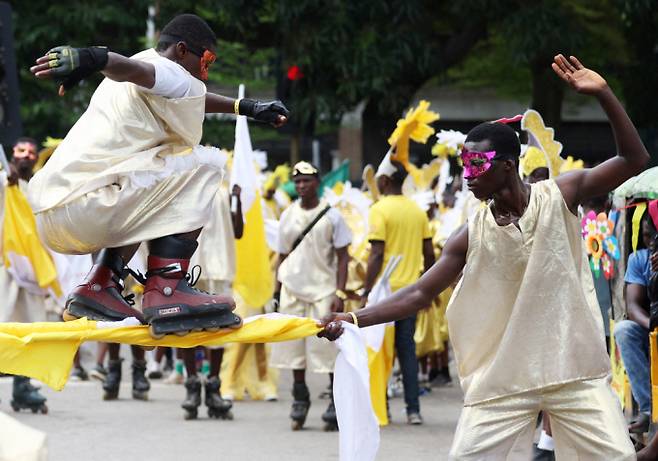 나이지리아와 브라질 유대감을 확인하고 라고스 문화적 위상을 세계에 알리는 '라고스 판티 카니발'이 개최됐다. 사진은 지난 20일(현지시각) 나이지리아 라고스 섬 마리나에서 시민들이 라고스 판티 카니발에 참가한 모습. /사진=로이터