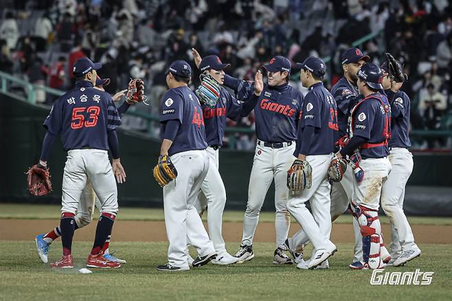 최근 KBO 리그 돌풍의 팀으로 거듭난 한화 이글스와 롯데 자이언츠가 2위 자리를 두고 맞대결을 펼친다. 사진은 지난 3일 대전 한화생명볼파크에서 열린 '2025 신한 SOL 뱅크 KBO리그' 한화 이글스와 롯데자이언츠 경기에서  롯데가 승리한 모습. /사진=뉴시스(롯데 자이언츠 제공)