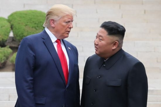 2019년 6월30일 판문점에서 만난 도널드 트럼프(왼쪽) 미국 대통령과 김정은 북한 국무위원장. AFP 연합뉴스