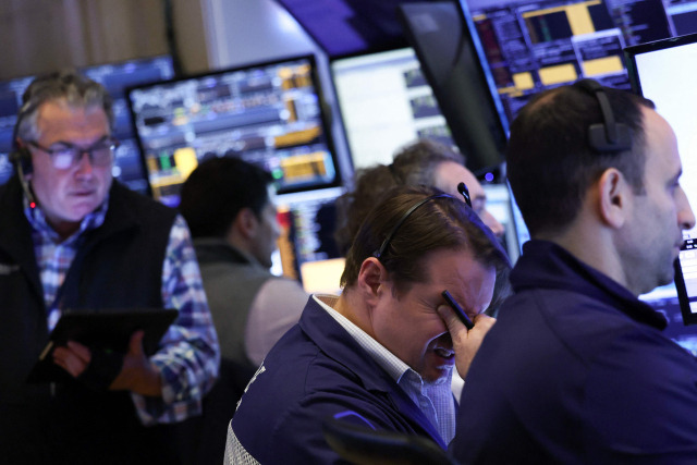 지난 4월 3일 상호관세 영향으로 뉴욕 증시가 급락하자 뉴욕증권거래소(NYSE)  트레이더들이 실망감을 내비치고 있다 .  AFP 연합뉴스