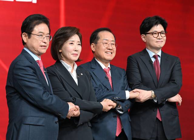 이철우(왼쪽부터), 나경원, 홍준표, 한동훈 제21대 대통령 선거 국민의힘 경선 후보가 20일 서울 강서구 ASSA아트홀에서 열린 ‘제21대 대통령 선거 국민의힘 1차 경선 B조 토론회’에서 토론 시작 전 기념촬영을 하고 있다. 뉴시스(국회사진기자단)