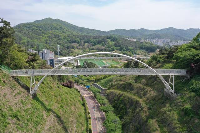 광주 남구가 1999년 조성한 제석산 구름다리 전경. 남구청 제공