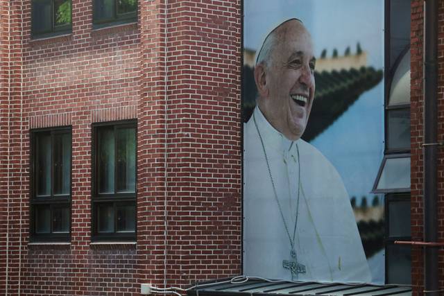 2013년부터 12년간 전 세계 14억 가톨릭 신자를 이끌어온 프란치스코 교황이 88세로 선종한 21일 서울 중구 명동대성당 내 영성센터 건물 외벽에 프란치스코 교황의 사진이 걸려있다. 연합뉴스