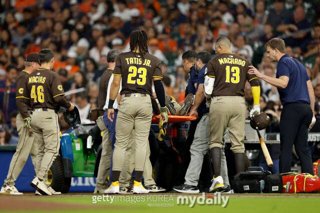 카드에 실려 그라운드를 빠져나가고 있는 샌디에이고 파드리스 루이스 아라에즈./게티이미지코리아