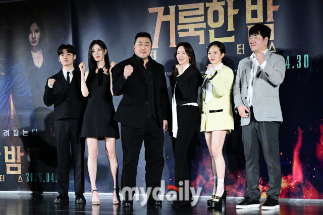 2일 오전 서울 건대입구 롯데시네마에서 진행된 영화 '거룩한 밤: 데몬 헌터스' 제작보고회에서 감독과 출연진들이 포즈를 취하고 있다./사진 곽경훈 기자.