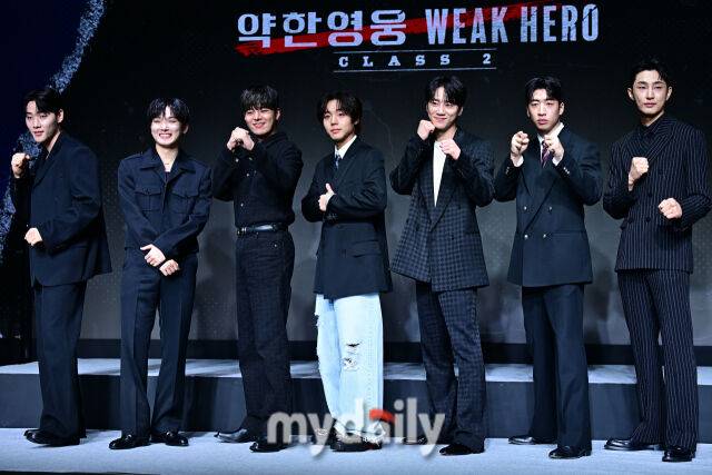 배우 이민재, 최민영, 려운, 박지훈, 이준영, 유수빈, 배나라(왼쪽부터)가 21일 서울 마포통 호텔 나루 엠갤러리에서 진행된 넷플릭스 시리즈 '약한영웅 Class 2' 제작발표회에 참석해 함께 포즈를 취했다. / 한혁승 기자(hanfoto@mydaily.co.kr)