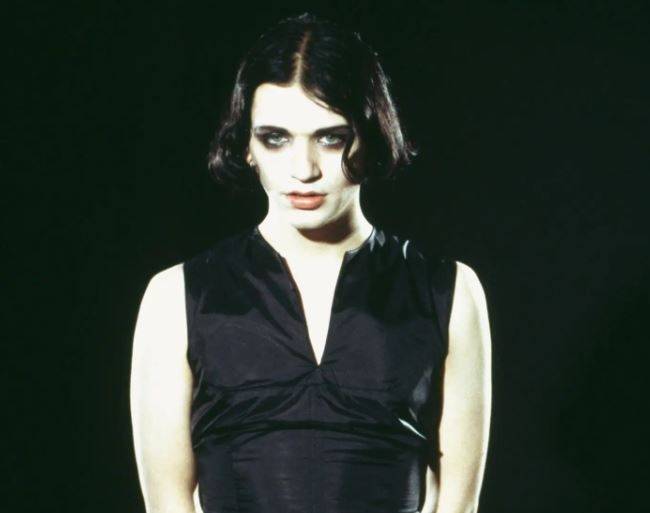 브라이언 몰코는 비단 노래에서 뿐 아니라 의상과 무대에서의 몸짓, 인터뷰, 시선 처리, 언론과 적당한 거리 유지 전략 등 의도된 연출을 통해 스스로 형상화된 자기자신을 ‘조형물’의 형태로 굳혀갔다. 그리고 이 형상을 반복적으로 무대, 미디어, 음악을 통해 ‘전시’하는 방법을 이용해 캐릭터를 하나의 완성된 ‘미학적 오브제’로 발전시켰다. [게티이미지]