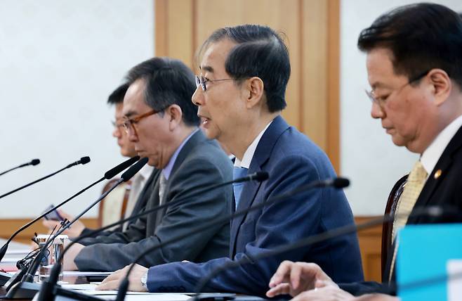 한덕수 대통령 권한대행 국무총리가 21일 정부서울청사에서 열린 경제안보전략 태스크포스(TF) 회의를 주재하고 있다. [연합]