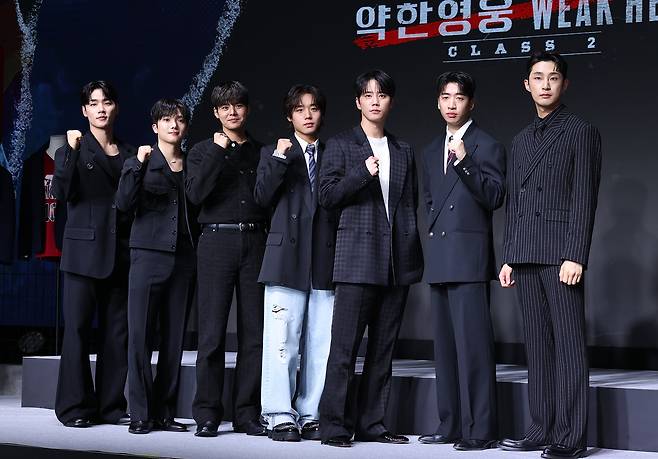 배우 이민재(왼쪽부터), 최민영, 려운, 박지훈, 이준영, 유수빈, 배나라가 21일 서울 마포구 호텔 나루 엠갤러리에서 열린 넷플릭스 ‘약한영웅 Class 2’ 제작발표회에서 포즈를 취하고 있다.