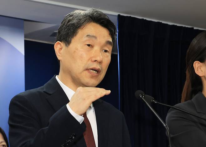 이주호 부총리 겸 교육부 장관이 17일 서울 종로구 정부서울청사에서 열린 2026학년도 의대 모집인원 조정 방향 관련 브리핑에서 기자의 질문에 답하고 있다. [연합]