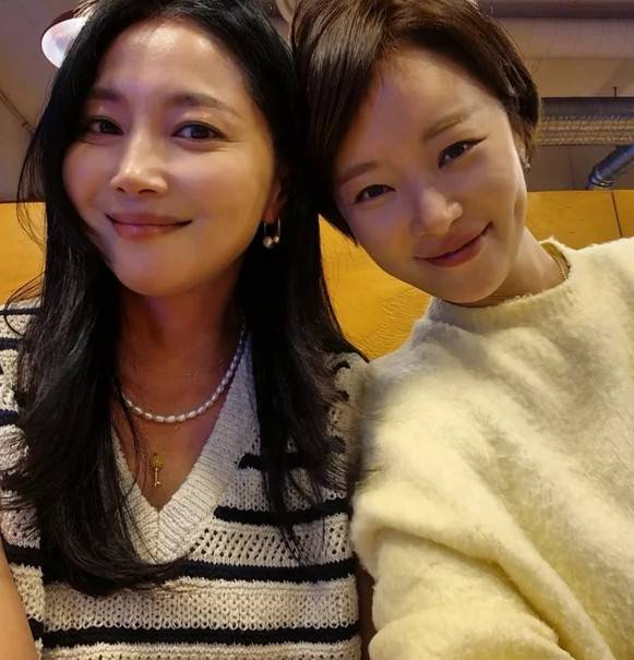 왼쪽부터 오윤아, 황정음/황정음 소셜미디어