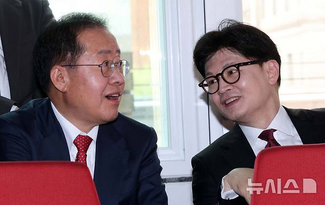 [서울=뉴시스] 국회사진기자단 = 17일 서울 여의도 국민의힘 중앙당사에서 열린 제21대 대통령선거 '1차 경선 토론회 미디어데이' 행사에서 홍준표(왼쪽) 후보와 한동훈 후보가 대화하고 있다. 2025.04.17. photo@newsis.com
