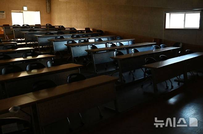 [광주=뉴시스] 이영주 기자 = 의대 정원 증원에 반발해 휴학계를 낸 의대생들의 복귀 시한이 만료된 31일 오전 광주 동구 전남대 의대 한 강의실이 텅 비어있다.  2025.03.31. leeyj2578@newsis.com