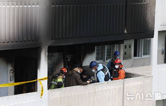 [서울=뉴시스] 홍효식 기자 = 21일 오전 서울 관악구 봉천동의 한 아파트에서 화재가 발생해 소방 및 경찰대원 등이 현장 감식을 하고 있다. 2025.04.21. yesphoto@newsis.com