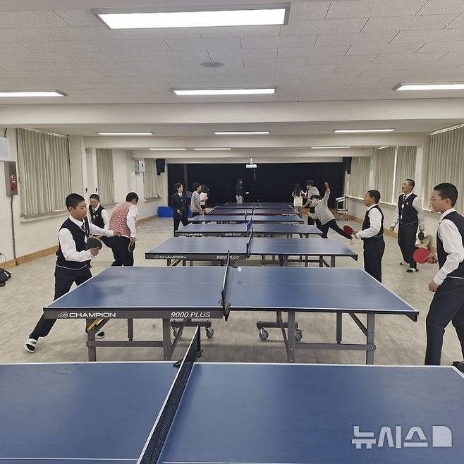 [용인=뉴시스] 스마트폰을 내려놓고 탁구를 즐기는 송전중학교 학생들. (사진=송전중 제공) 2025.04.21. photo@newsis.com