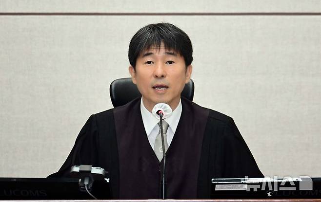 [서울=뉴시스] 사진공동취재단 = 지귀연 부장판사가 21일 오전 서울 서초구 서울중앙지법 417호 법정에서 열린 윤석열 전 대통령의 내란 우두머리 혐의 재판을 하기 전 언론 공개에 대한 발언을 하고 있다. 2025.04.21. photo@newsis.com