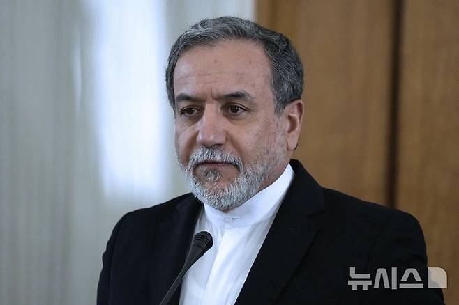 [테헤란=AP/뉴시스]아바스 아라그치 이란 외무장관이 지난 2월12일 테헤란에서 기자회견하고 있다. 2025.04.21.