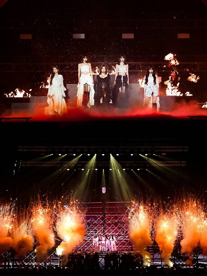 르세라핌은 이날 첫 곡으로 '애쉬' 무대를 선보였다. 쏘스뮤직 제공