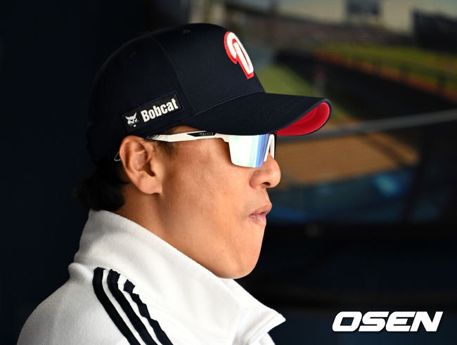 [OSEN=잠실, 이대선 기자] 챔피언이 드디어 깨어난다. 프로야구 KIA 타이거즈는 20일 서울 잠실구장에서 열린 2025 신한 SOL뱅크 KBO리그 두산 베어스와의 시즌 3차전에서 6-2로 승리했다. KIA는 2연승을 달리며 주중 KT 위즈 3연전에 이어 2연속 위닝시리즈에 성공했다. 시즌 11승 12패. 반면 2연패에 빠진 두산은 9승 13패가 됐다. 두산 이승엽 감독이 그라운드를 바라보고 있다. 2025.04.20 /sunday@osen.co.kr