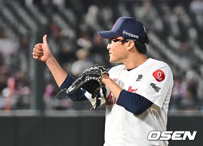 [OSEN=부산, 이석우 기자] 17일 부산 사직야구장에서 2025 신한 SOL 뱅크 KBO 리그 롯데 자이언츠와 키움 히어로즈의 경기가 열렸다. 홈팀 롯데는 박세웅, 방문팀 키움은 김윤하가 선발 출전했다.롯데 자이언츠 선발 투수 박세웅이 3회초 2사 2,3루 키움 히어로즈 카디네스를 유격수 앞 땅볼로 잡고 유강남에게 엄지척을 하고 있다. 2025.04.17 / foto0307@osen.co.kr