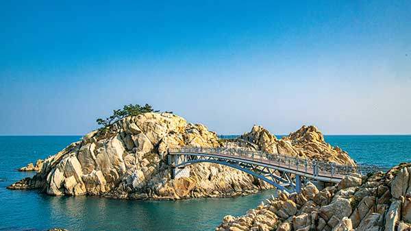 대왕암과 출렁다리. 신라시대 삼국을 통일한 문무왕과 관련 있는 곳이다.