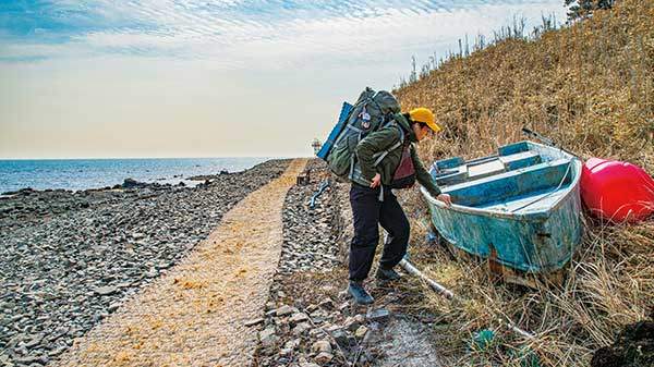 길을 걷다가 땅에 놓인 나룻배를 발견했다. 누리길을 찾은 사람에게 방해가&nbsp;되지 않기 위함인지 한쪽에 얌전히 놓여 있었다.