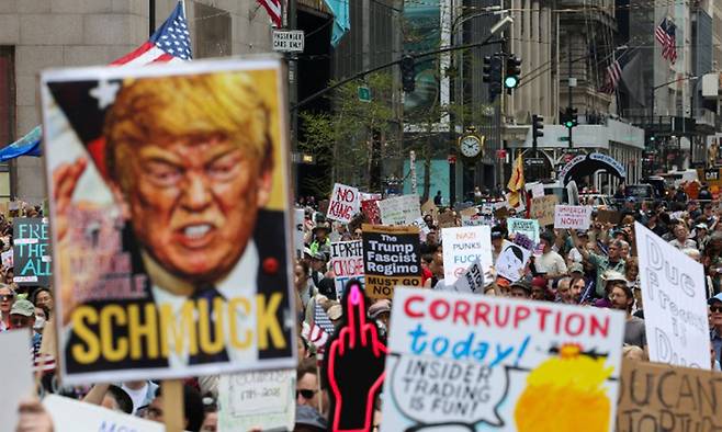 미 일간 워싱턴포스트(WP)와 영국 일간 가디언에 따르면, 이날 수도 워싱턴 DC와 뉴욕, 시카고에서 대규모의 반트럼프 시위가 열렸다. 연합뉴스