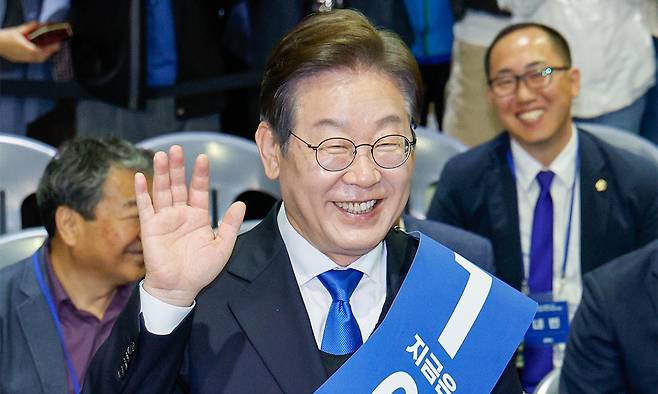이재명 더불어민주당 대선 경선 후보가 20일 경남 울산전시컨벤션센터에서 열린 영남권 합동연설회에서 인사하고 있다. 뉴스1