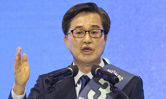 김동연 더불어민주당 대선 경선 후보가 20일 울산시 울주군 울산전시컨벤션센터에서 열린 '제21대 대통령선거 후보자 선출을 위한 영남권 합동연설회'에서 정견 발표를 하고 있다. 연합뉴스