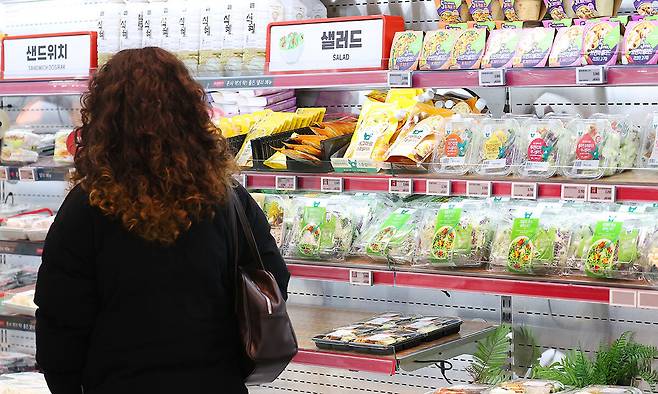 한 시민이 2월24일 서울의 한 대형마트에서 샐러드 등 식단 관리에 도움이 되는 제품을 살펴보고 있다. 연합뉴스