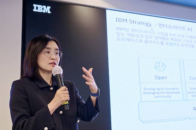 한국IBM 최고기술책임자(CTO) 이지은 전무가 21일 오전 서울 여의도 IBM 이노베이션 스튜디오에서 열린 ‘기업을 위한 에이전틱 AI’ 기자간담회에서 기업 비즈니스용 AI(인공지능) 전략을 설명하고 있다. 한국IBM 제공