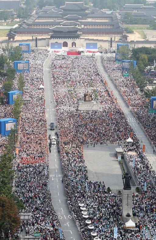 2014년 8월 16일 프란치스코 교황이 집전한 ‘윤지충 바오로와 동료 순교자 123위 시복 미사’에 참여하기 위해 운집한 100만 인파. 세계일보 자료사진