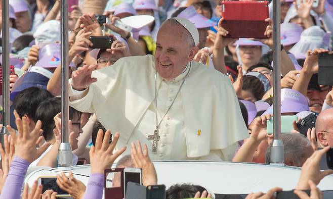 프란치스코 교황이 지난 2014년 8월 16일 서울 광화문광장에 운집한 100만여 인파에게 손을 들어 인사하고 있다. 세계일보 자료사진