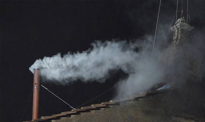 선종한 프란치스코 교황이 선출됐던 2013년 3월 13일 바티칸 시스티나 성당 굴뚝에서 콘클라베 합의를 알리는 흰 연기가 피어오르고 있다. 세계일보 자료사진