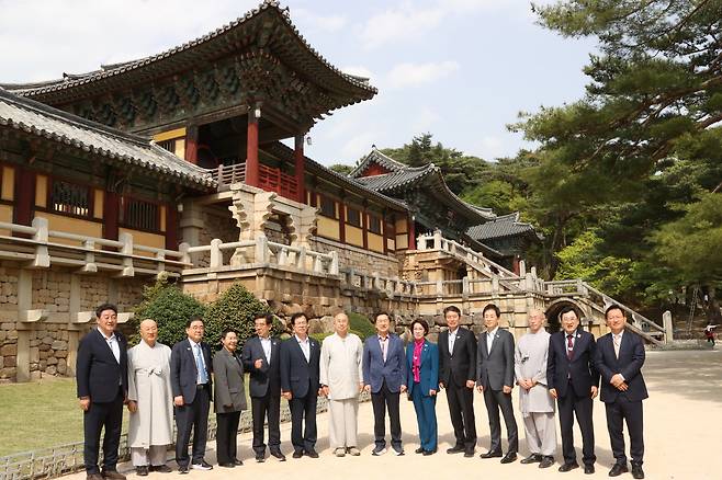 2025 APEC 정상회의 지원 특별위원회 위원들과 주낙영 경주시장과 함께 지난 18일 경주 불국사를 답사한 후 기념촬영을 하고 있다. 경주시 제공