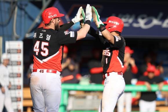 KIA 타이거즈 박찬호가 20일 서울 잠실야구장에서 열린 2025 KBO리그 정규시즌 두산 베오스와의 원정 경기에서 득점한 뒤 패트릭 위즈덤과 하이파이브하고 있다. KIA 타이거즈 제공