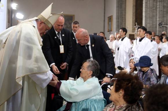 서울 명동성당에서 열린 ‘평화와 화해를 위한 미사’에서 프란치스코(왼쪽) 교황이 일본군 위안부 피해자 할머니들을 위로하는 모습. 연합뉴스.