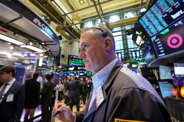 지난 17일(현지 시간) 미국 뉴욕증권거래소(NYSE)의 한 매매중개인. 로이터 연합뉴스
