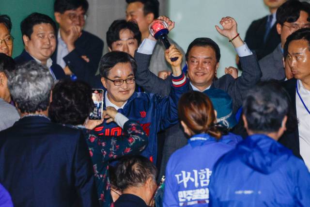 김동연 더불어민주당 대선 예비후보가 20일 울산전시컨벤션센터에서 열린 영남권 합동연설회에 입장하고 있다. 뉴스1