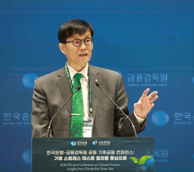이창용 한국은행 총재가 지난달 18일 오전 서울 중구 한국은행에서 열린 '한국은행-금융감독원 공동 기후금융 컨퍼런스'에 참석해 환영사를 하고 있다. 사진 제공=한국은행