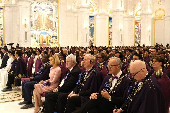 4월 13일 경기 가평군에서 열린 ‘천원궁 천일성전 입궁식’에 폴라 화이트 미국 백악관 신앙사무소 수석고문과 뉴트 깅리치 전 미국 하원의장(각각 맨 앞줄 오른쪽에서 다섯 번째, 네 번째)이 참석했다.&nbsp;세계평화통일가정연합