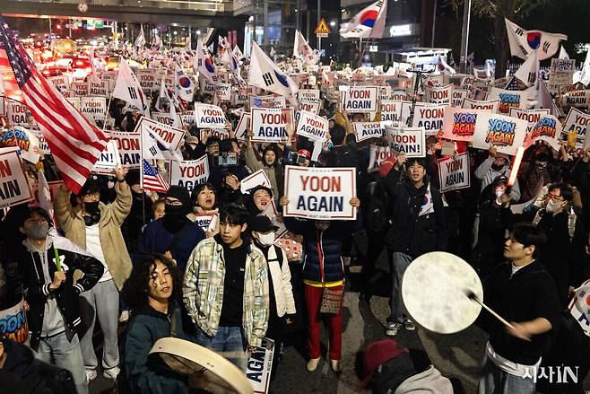 4월8일 서울 한남동 관저 근처에 모여 ‘윤 어게인(YOON AGAIN)’을 외치는 집회 참가자들. ⓒ시사IN 조남진