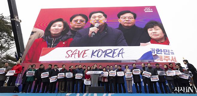 3월1일 윤석열 탄핵 반대를 주장하는 세이브코리아 집회에 참가한 국민의힘 의원들의 모습. ⓒ시사IN 이명익